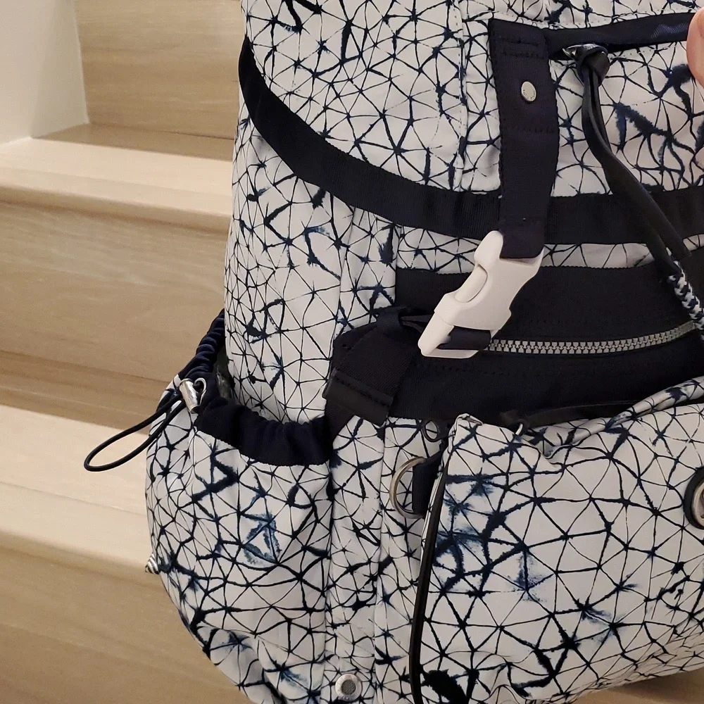 Lululemon Travelling Yogini Rucksack in Star Crushed White Deep Navy/Naval Blue